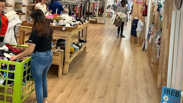 La tienda Re Huesca, de Cáritas recibe a decenas de clientes en la mañana del jueves.