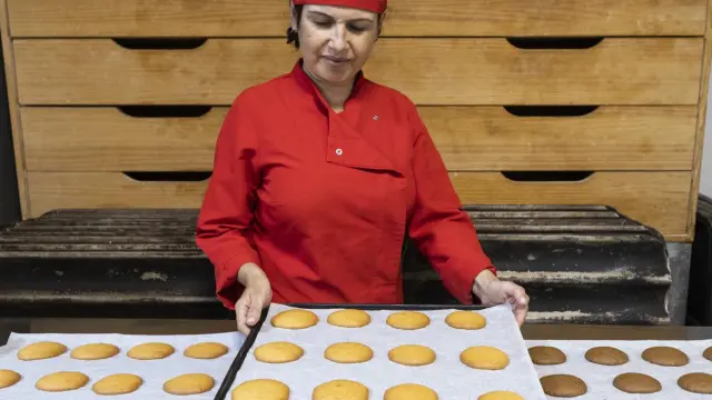 Marisa Pasquier, en su panadería del barrio de San Pablo de Zaragoza, muestra las españoletas.