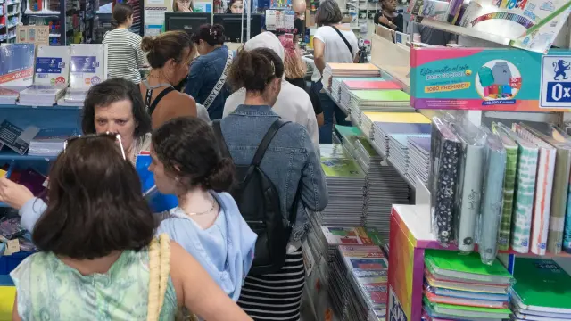 Compra de material escolar en una librería de Zaragoza.