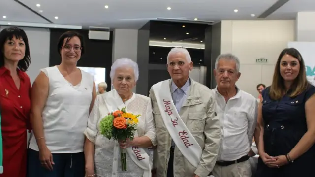 Los Majos Mayores con Patricia Rivera (de blanco) y el resto de autoridades.
