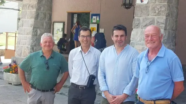 El jefe de SNCF, Jean Pierre Sarandu, (segundo por la izquierda), junto al presidente de Nueva Aquitania, Alain Rosset, y los alcaldes de Canfranc, Fernando Sánchez, y de Bedous, Enri Belegarde.
