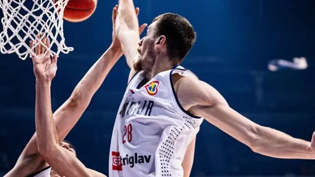 El serbio Borisa Simanic intenta taponar un lanzamiento rival, durante el Mundial de baloncesto.