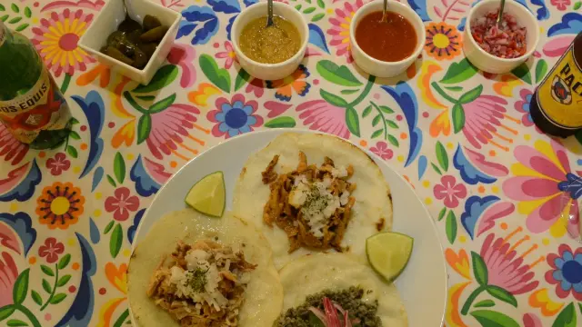 Surtido de tacos con los distintos picantes que se ofrecen para su degustación en Bravo México