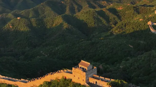 Vista aérea de una sección de la Gran Muralla china en el condado de Luanping, en la provincia de Hebei, en el norte de China.
