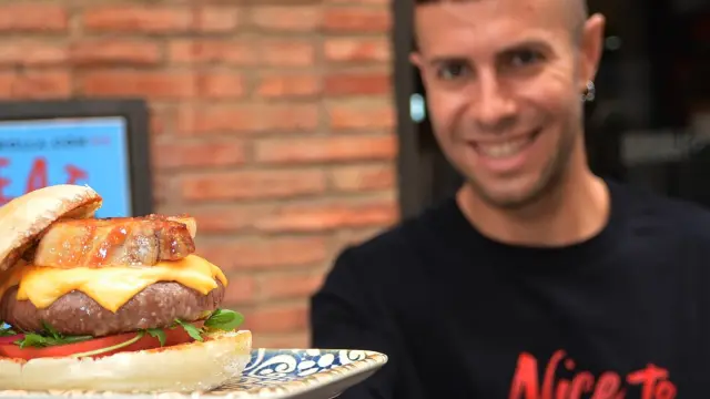 El jefe de cocina de Birolla con la hamburguesa de Vive Latino Zaragoza