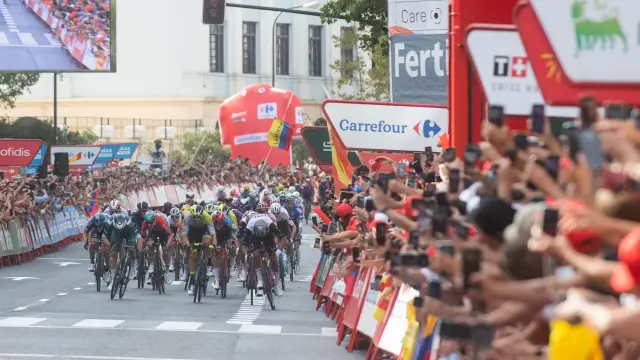 Fotos de la 12ª etapa de la Vuelta a España 2023, Ólvega-Zaragoza: ambiente en el paseo de María Agustín, final de etapa