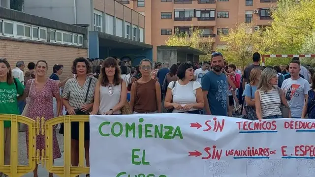 Protesta de las familias en el colegio Pedro J. Rubio de la capital oscense.
