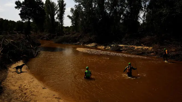 Agentes de la Guardia Civil española buscan a una persona desaparecida a lo largo del río Alberche, tras las fuertes lluvias en Aldea del Fresno, Madrid, España.