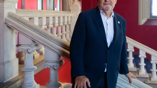 El rector de la Universidad de Zaragoza, José Antonio Mayoral, en las escaleras del Paraninfo.