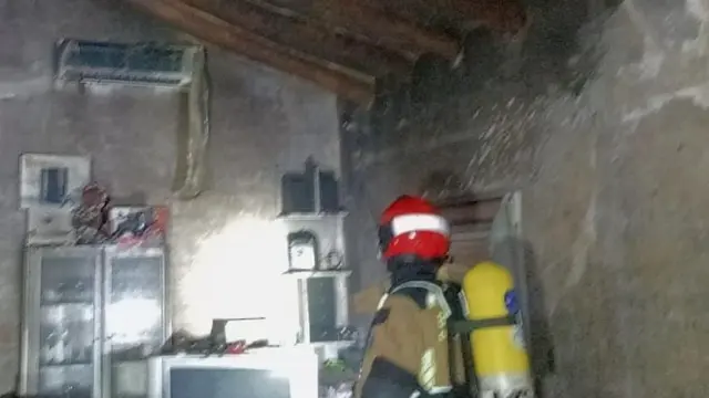 Bomberos de la DPT en la casa incendiada en Vinaceite