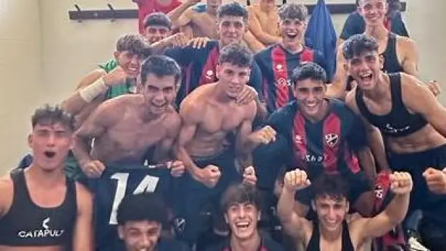 El Huesca celebrando la victoria en los vestuarios tras el partido.