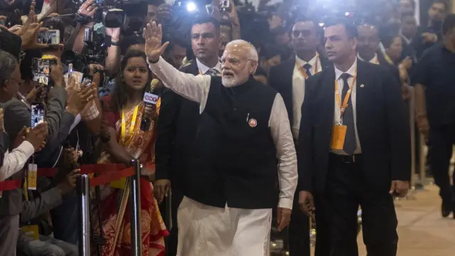 El primer ministro indio, Narendra Modi, saluda durante su visita al Centro Internacional de Medios al final de la Cumbre del G20