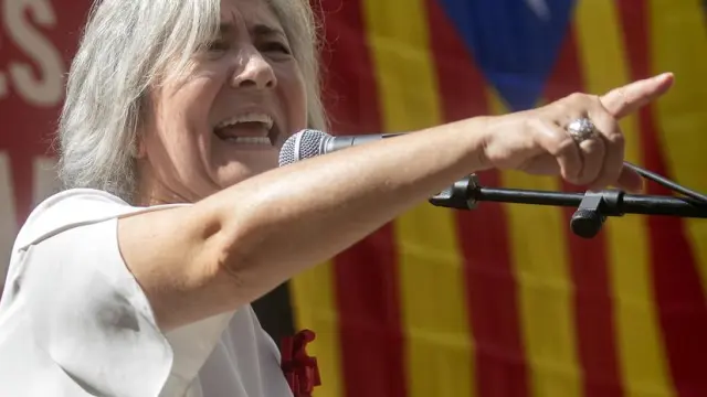 La presidenta de la ANC, Dolors Feliu, durante el acto unitario de grupos independentistas en el Fossar de les Moreres, Barcelona.