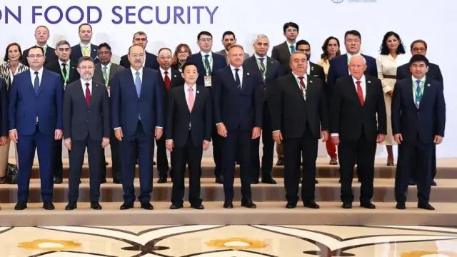 Isabel Casasús, segunda por la derecha de la última fila, en la Conferencia Internacional de Seguridad Alimentaria de Uzbekistán.