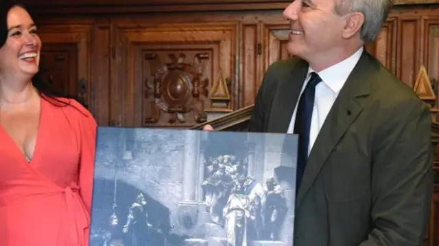 La alcaldesa Lorena Orduna le ha regalado una reproducción del cuadro de 'La Campana de Huesca' al presidente de Aragón, Jorge Azcón.