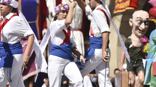 Almudena Trell y Lucía Aguilar chocando las espadas con sus compañeros en Graus.