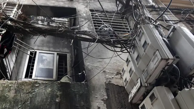 La parte trasera del bloque de apartamentos tras el incendio en Hanoi, Vietnam.