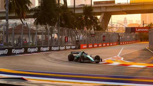 Fernando Alonso rodando en el circuito de Singapur