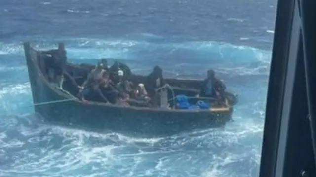 Operativo para el rescate de 31 varones magrebíes a bordo de una patera al sur de Gran Canaria.