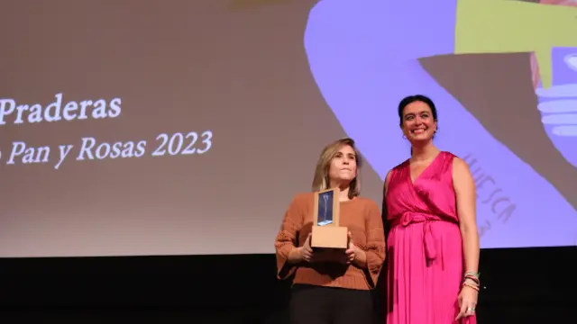 Yasmina Praderas ha recibido el Premio Pan y Rosas de manos de la alcaldesa de Huesca, Lorena Orduna.