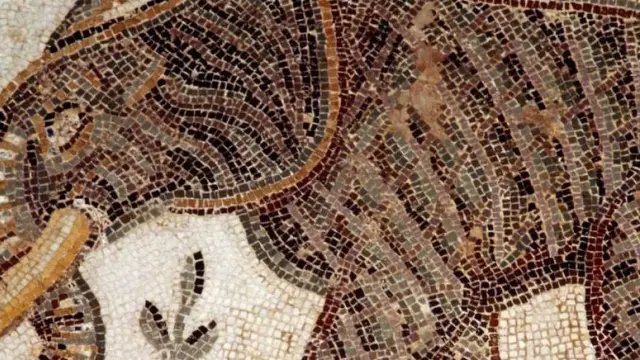 Elefante de batalla representado en un mosaico.