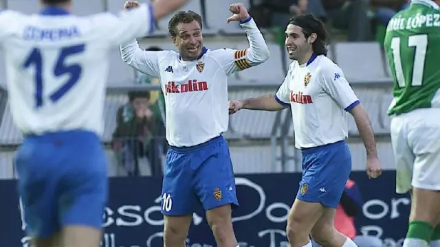 El capitán Jamelli, junto a Jesús Muñoz y, de espaldas, Corona, celebra el 0-1 en A Malata en el último partido oficial del Real Zaragoza allí, jugado en marzo de 2003 y ganado por 1-2.