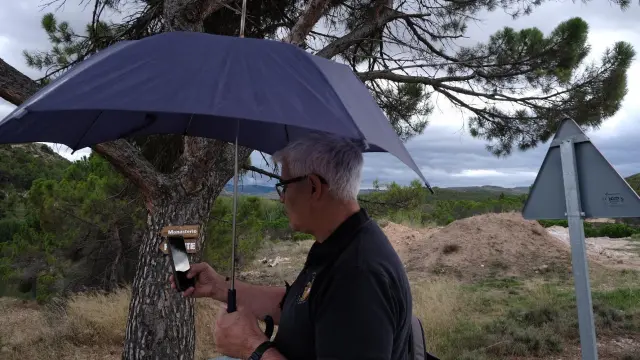 Fray Fernando Ruiz busca cobertura para su móvil junto a un pino a 300 metros del monasterio.