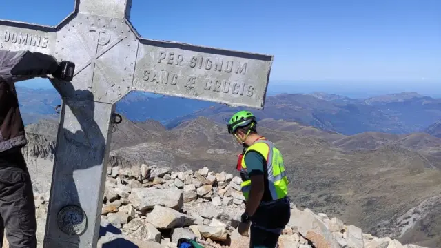 El herrero Miguel Ángel Plaza ha dirigido las labores de desmontaje de la cruz del Aneto junto a dos especialistas del Greim y al guía local de montaña Chemaru Carrera.