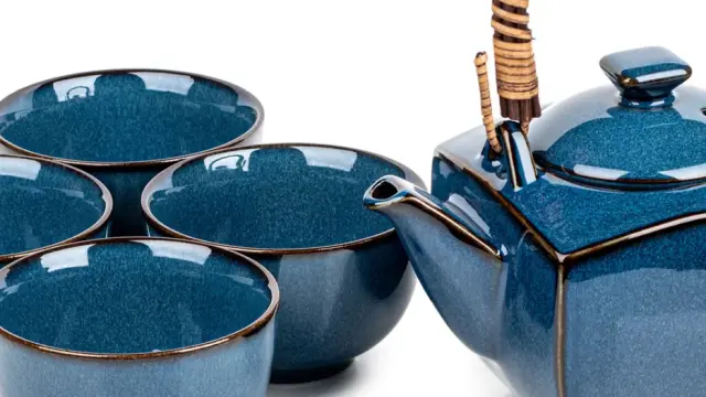 Juego de té de la fábrica de cerámica Namako, caracterizada por su esmalte azul y una de las empleadas en el estudio