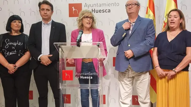 Silvia Salazar y, a su izquierda, José María Romance, junto a otros concejales del PSOE en la sala de prensa del Ayuntamiento.