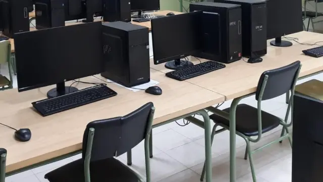 Aulas vacías del instituto Río Arba de Tauste en las que debería impartirse el grado medio de informática.
