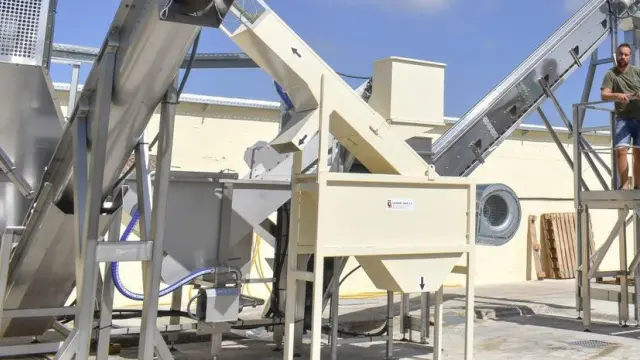 Las instalaciones, situadas en Laluenga, permiten secar diariamente hasta 12.000 kilogramos de pistacho verde sin cáscara.