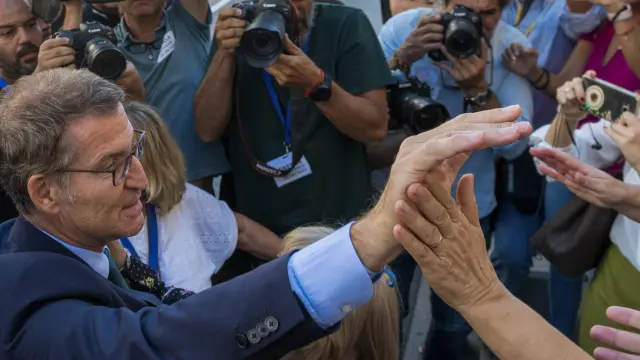 El líder del Partido Popular y candidato presidencial, Alberto Núñez Feijóo saluda a su salida del Congreso, el viernes en Madrid.