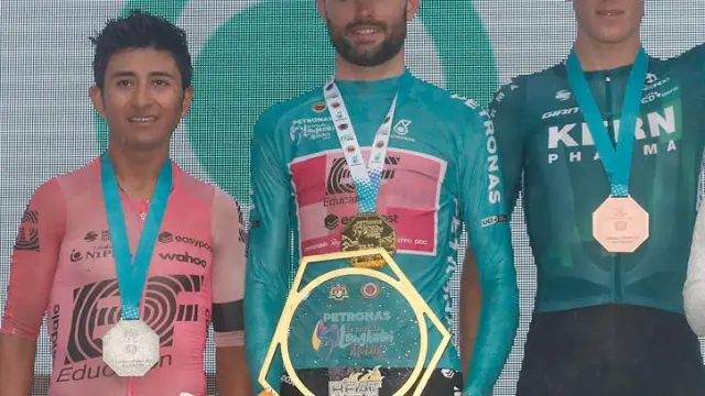 Pablo Castrillo, en el podio del Tour de Langkawi en Malasia.