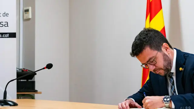 El presidente de la Generalitat, Pere Aragonès, firma en el libro de honor en el Ayuntamiento de la localidad barcelonesa de Fonollosa, este domingo