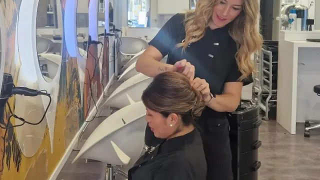 Almudena Sorrosal, responsable de la peluquería Oh my cut! de la calle de León XIII en Zaragoza.
