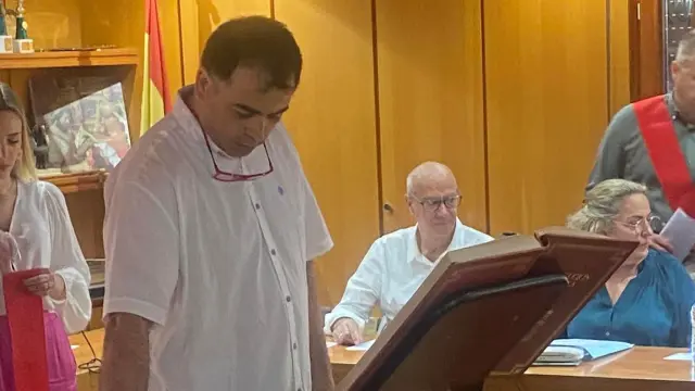 El alcalde de Illueca, el aragonesista Javier Vicente, en la toma de posesión de su cargo el pasado 17 de junio.