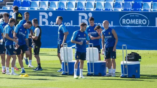 Los jugadores del Real Zaragoza, en el último entrenamiento llevado a cabo en La Romareda.