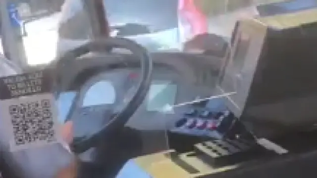 Imagen del vídeo en el que aparece el conductor de un autobús de Zaragoza usando el móvil mientras conduce.