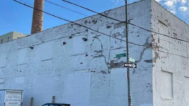 La pared que acogerá el Aragón Street Mural está en la calle de Provost, en una zona de Brooklyn