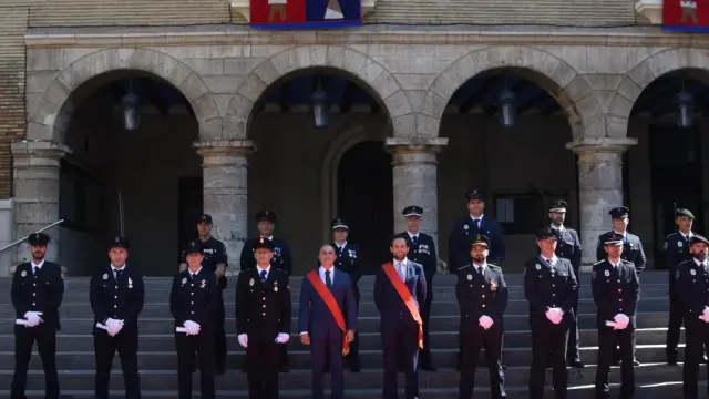 Los condecorados y las autoridades, delante del Ayuntamiento, en la plaza Mayor de Monzón.