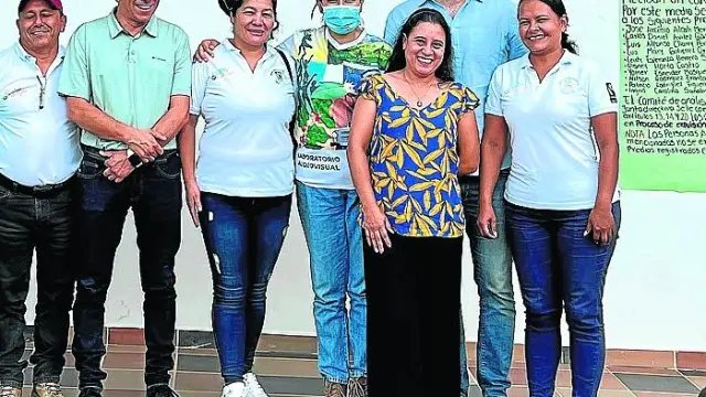 Alberto Arellano, con el equipo de Asopep, en las instalaciones de Planadas (Colombia).