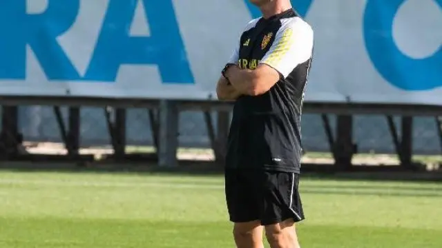 Fran Escribá observa en solitario y en la distancia el entrenamiento del equipo.