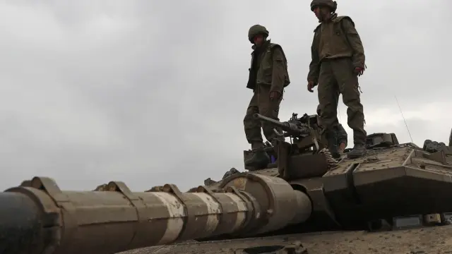 Soldados de artillería israelíes, sobre un tanque en una zona a lo largo de la frontera con Gaza, al sur de Israel.