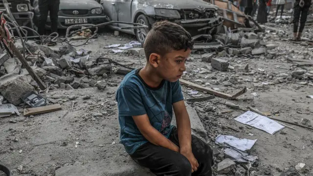 Un chico palestino, junto a las ruinas de un edificio destruido tras un ataque israelí en Khan Yunis.