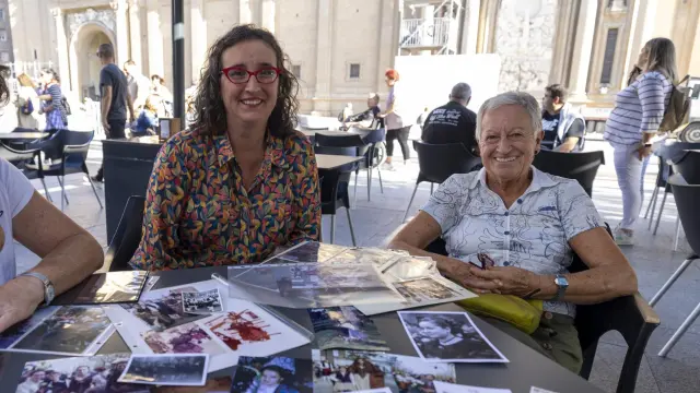 Rosana Franco, Noël Giménez y Mª Ángela Franco, muestran fotos antiguas de la Ofrenda de Flores.