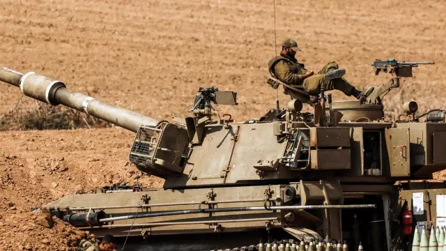 Un soldado israelí, sobre un tanque cerca de la frontera con Gaza