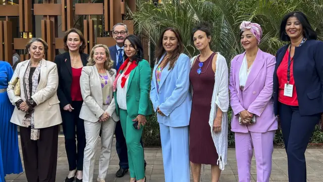 La vicepresidenta primera en funciones del Gobierno de España, Nadia Calviño, posa con miembros de la Asociación de Mujeres Empresarias de Marruecos y el embajador de España, Ricardo Díez-Hochleitner, este martes 10 de octubre, en Marrakech.