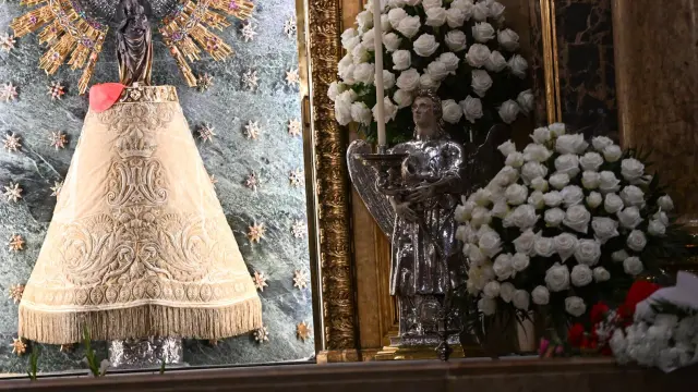 Virgen del Pilar con el solideo ofrecido por un eclesiástico.