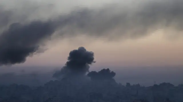 Columna de humo durante un bombardeo israelí sobre Gaza.